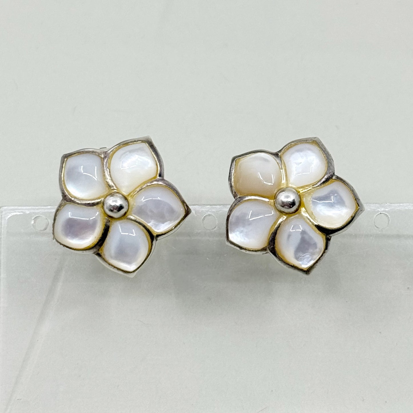ER sterling silver mother of pearl flower earrings - GM1020