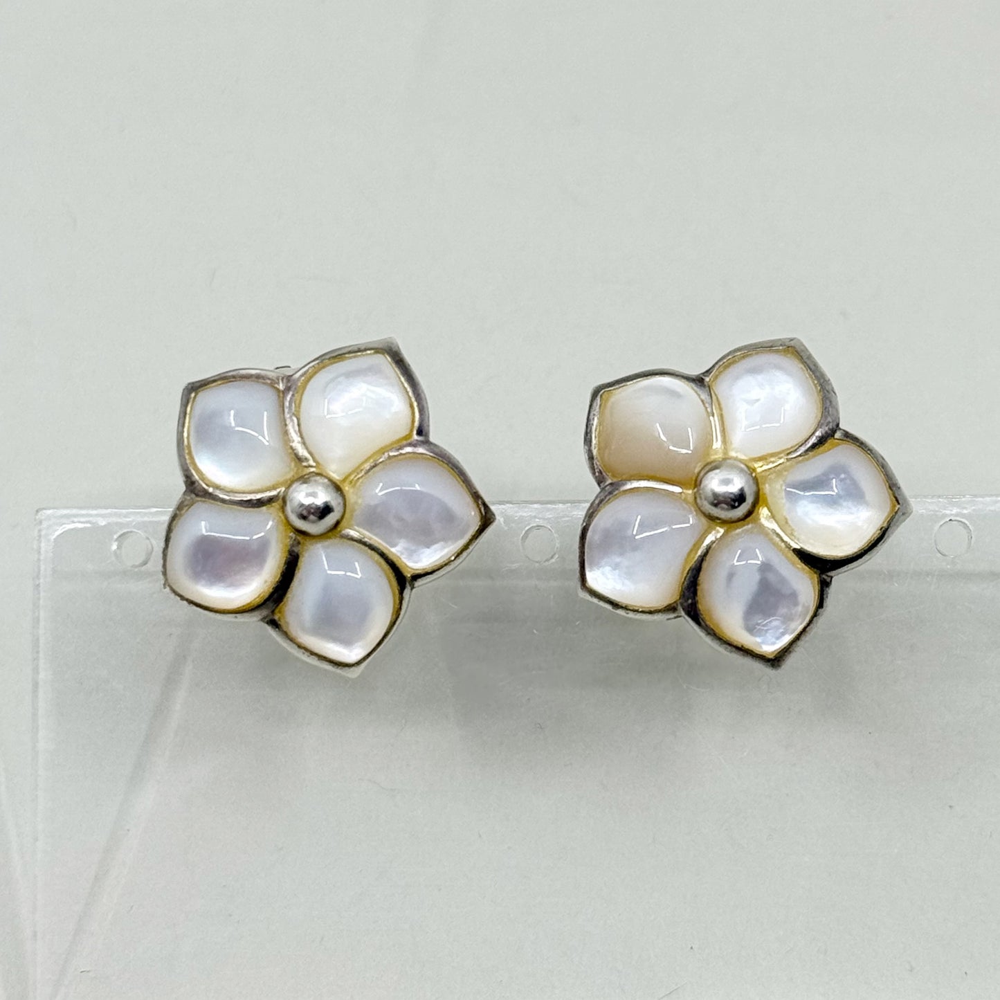ER sterling silver mother of pearl flower earrings - GM1020