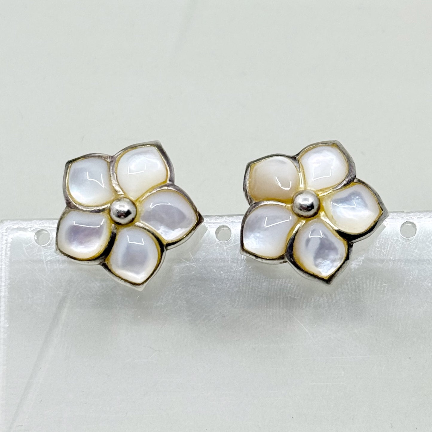 ER sterling silver mother of pearl flower earrings - GM1020
