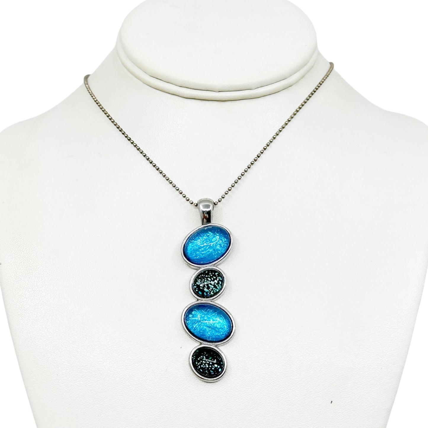 Lia Sophia silver tone glass pendant - GM3011
