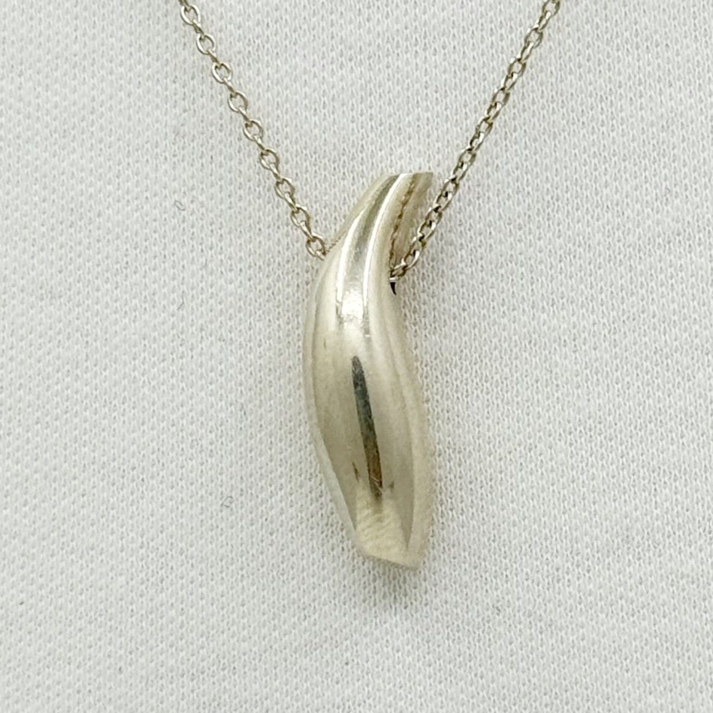 Tiffany & Co Frank Gehry Sterling silver fish pendant necklace - GM1131