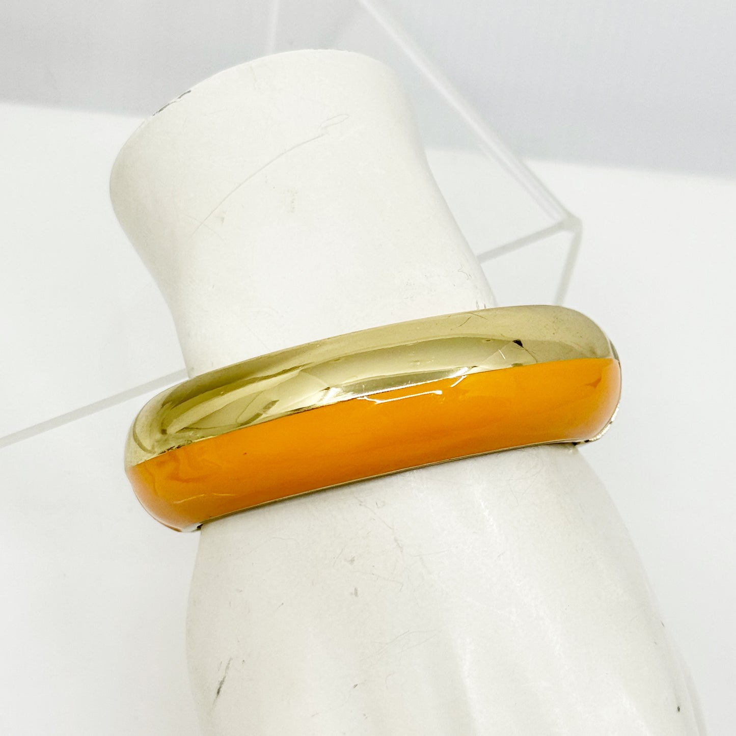 Gold tone enamel hinged bangle bracelet - GM1512