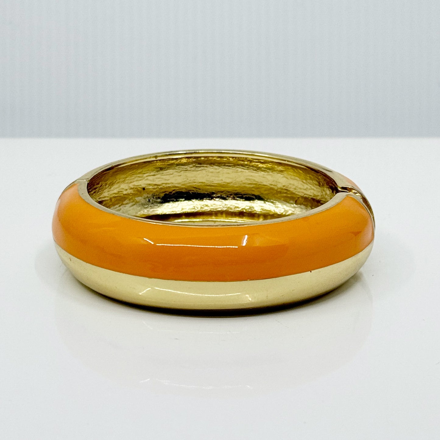 Gold tone enamel hinged bangle bracelet - GM1512