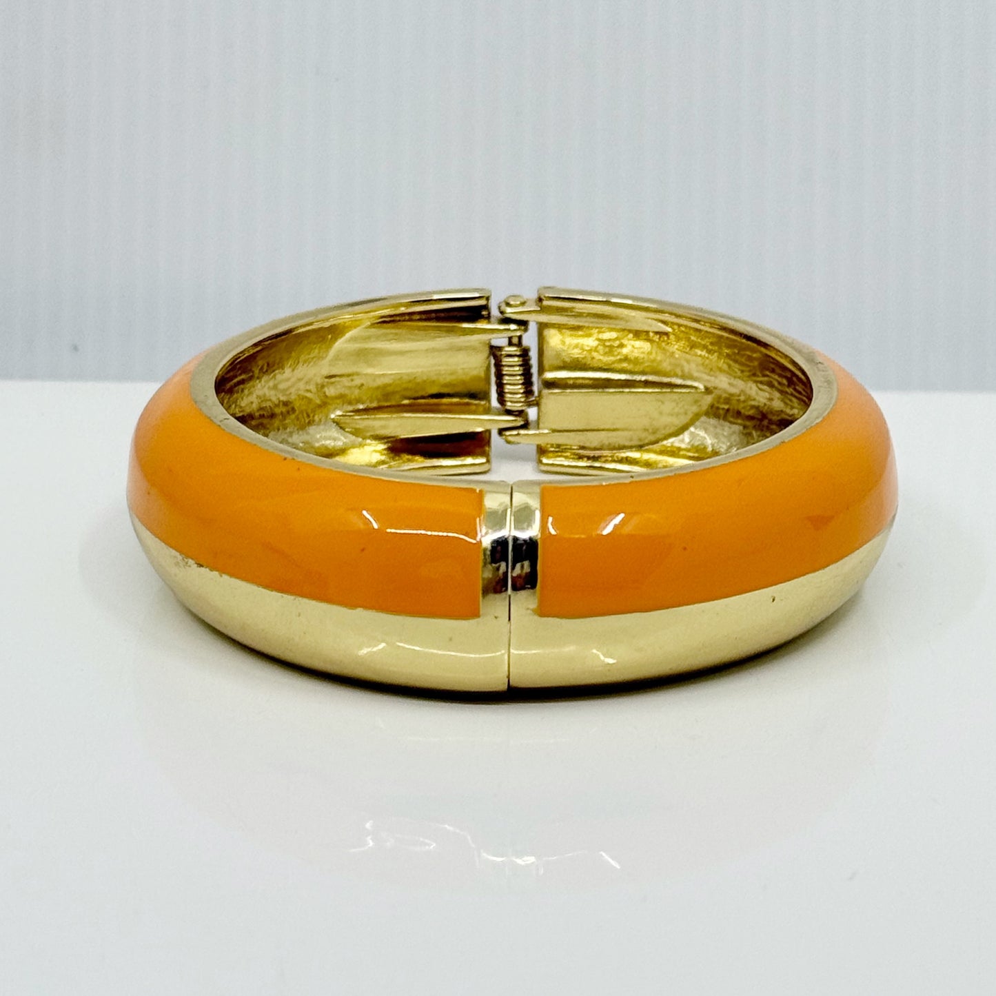 Gold tone enamel hinged bangle bracelet - GM1512