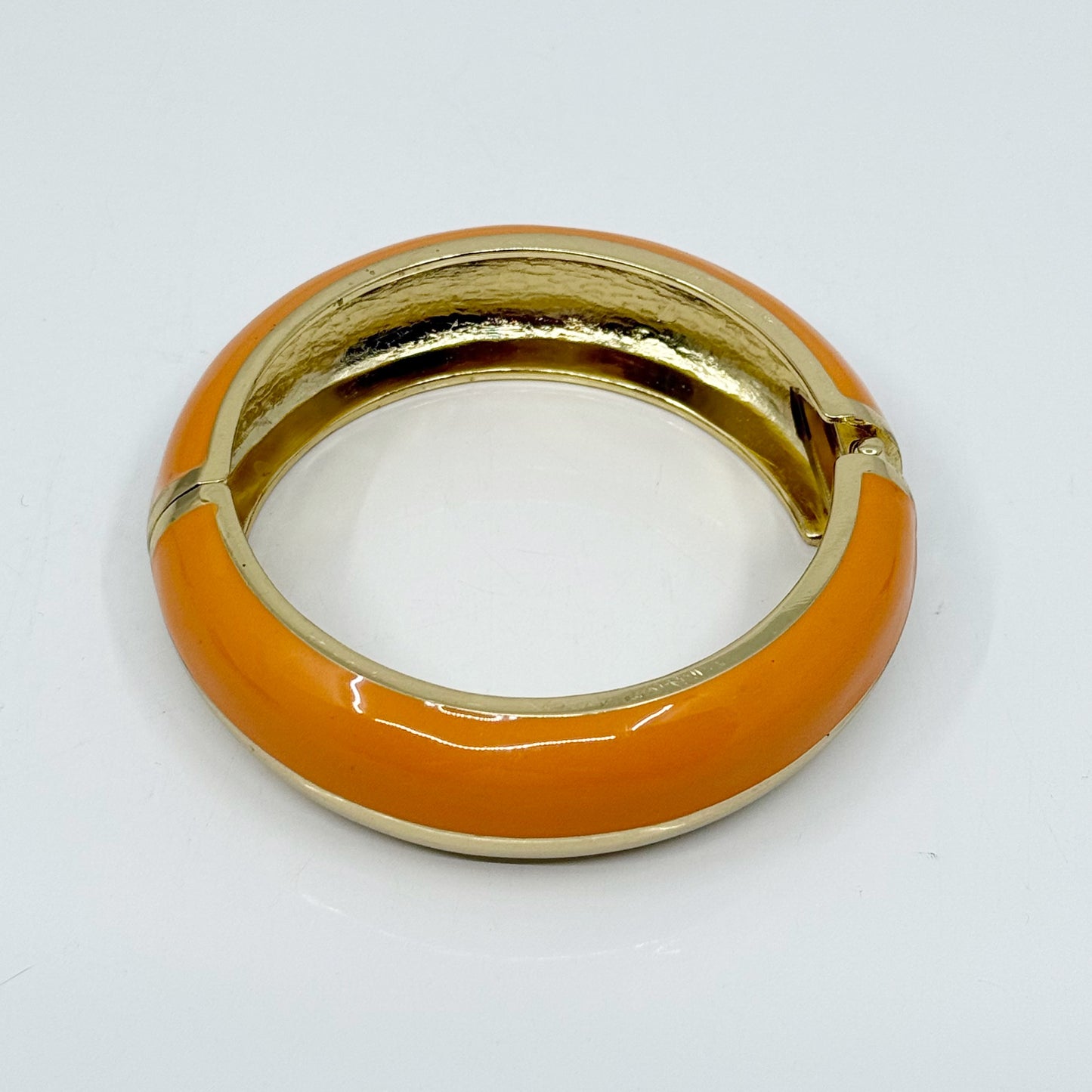 Gold tone enamel hinged bangle bracelet - GM1512