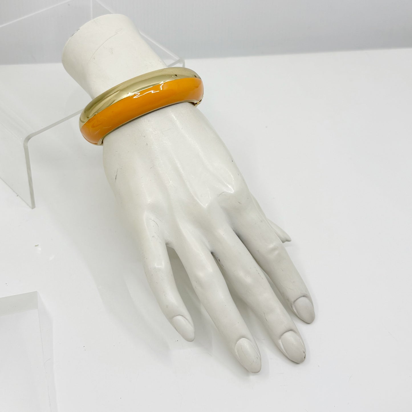 Gold tone enamel hinged bangle bracelet - GM1512