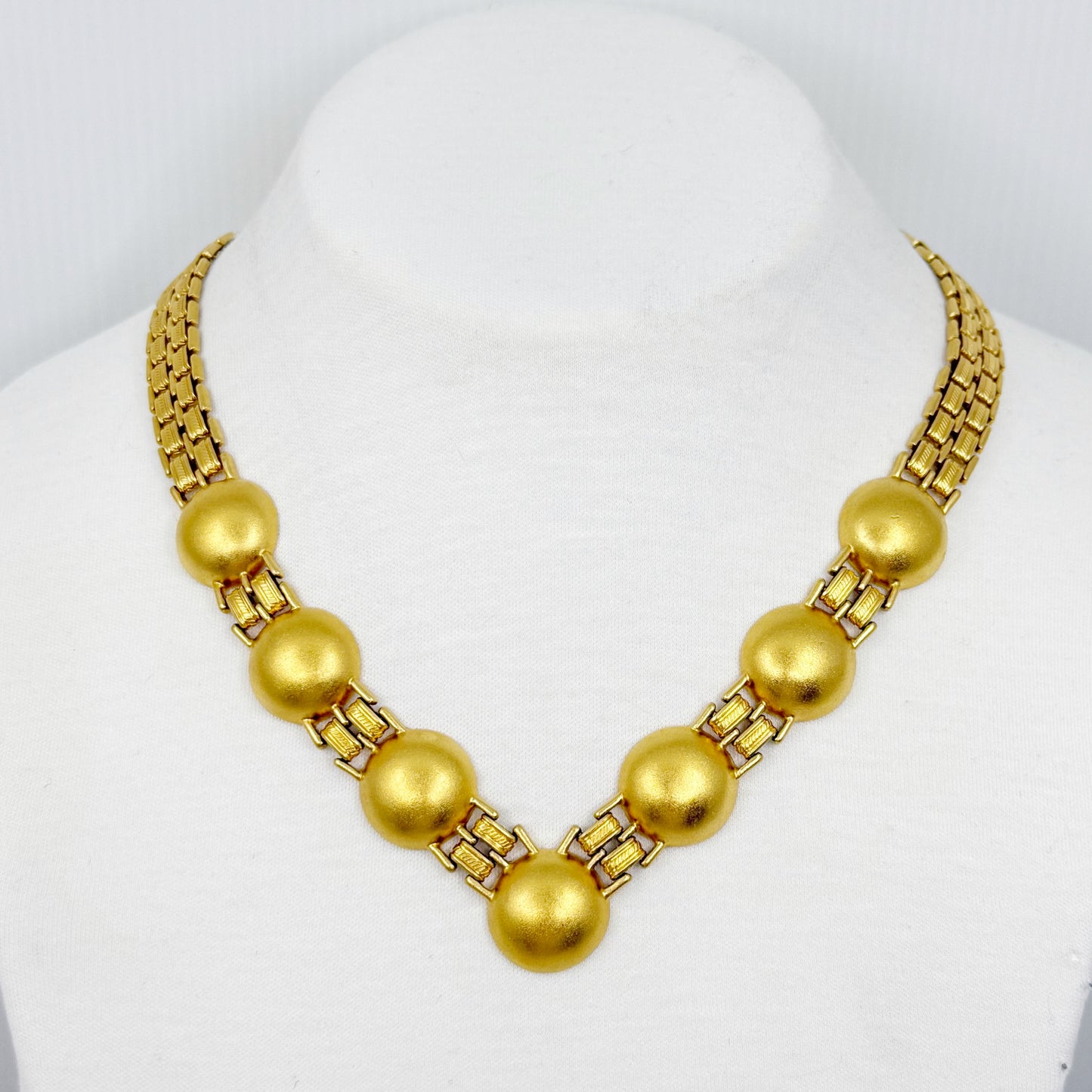 Vintage Monet gold tone necklace - GM1514