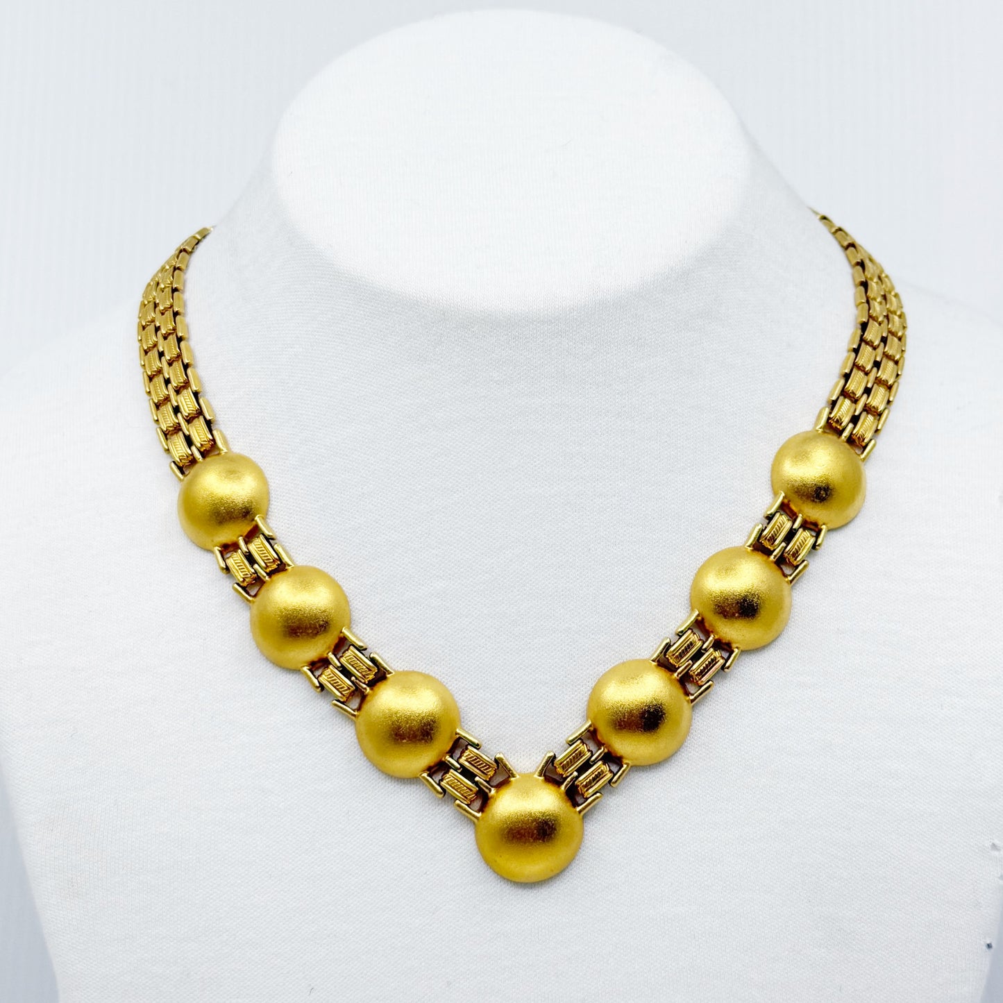 Vintage Monet gold tone necklace - GM1514