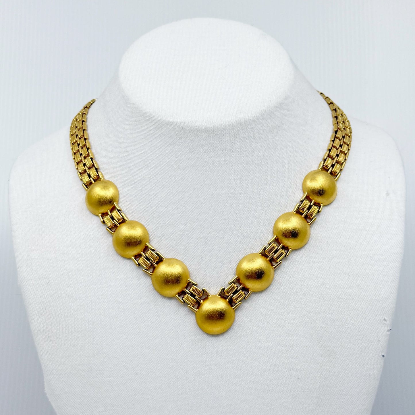 Vintage Monet gold tone necklace - GM1514