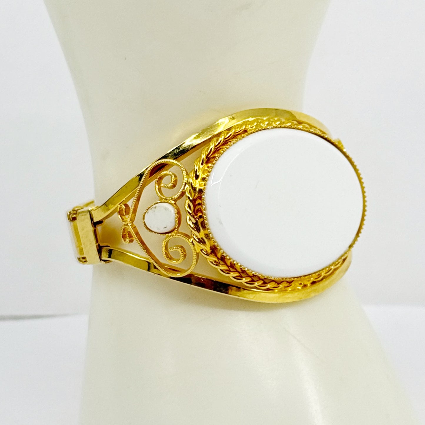 Vintage Gold tone white lucite hinged bracelet - GM3017