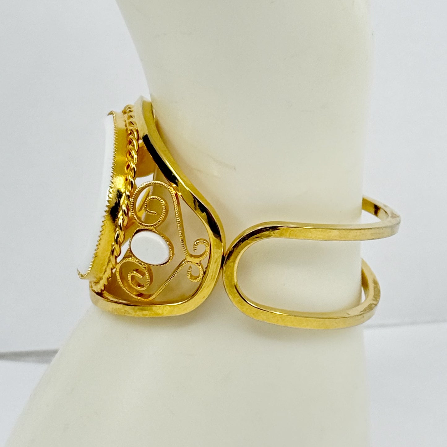 Vintage Gold tone white lucite hinged bracelet - GM3017