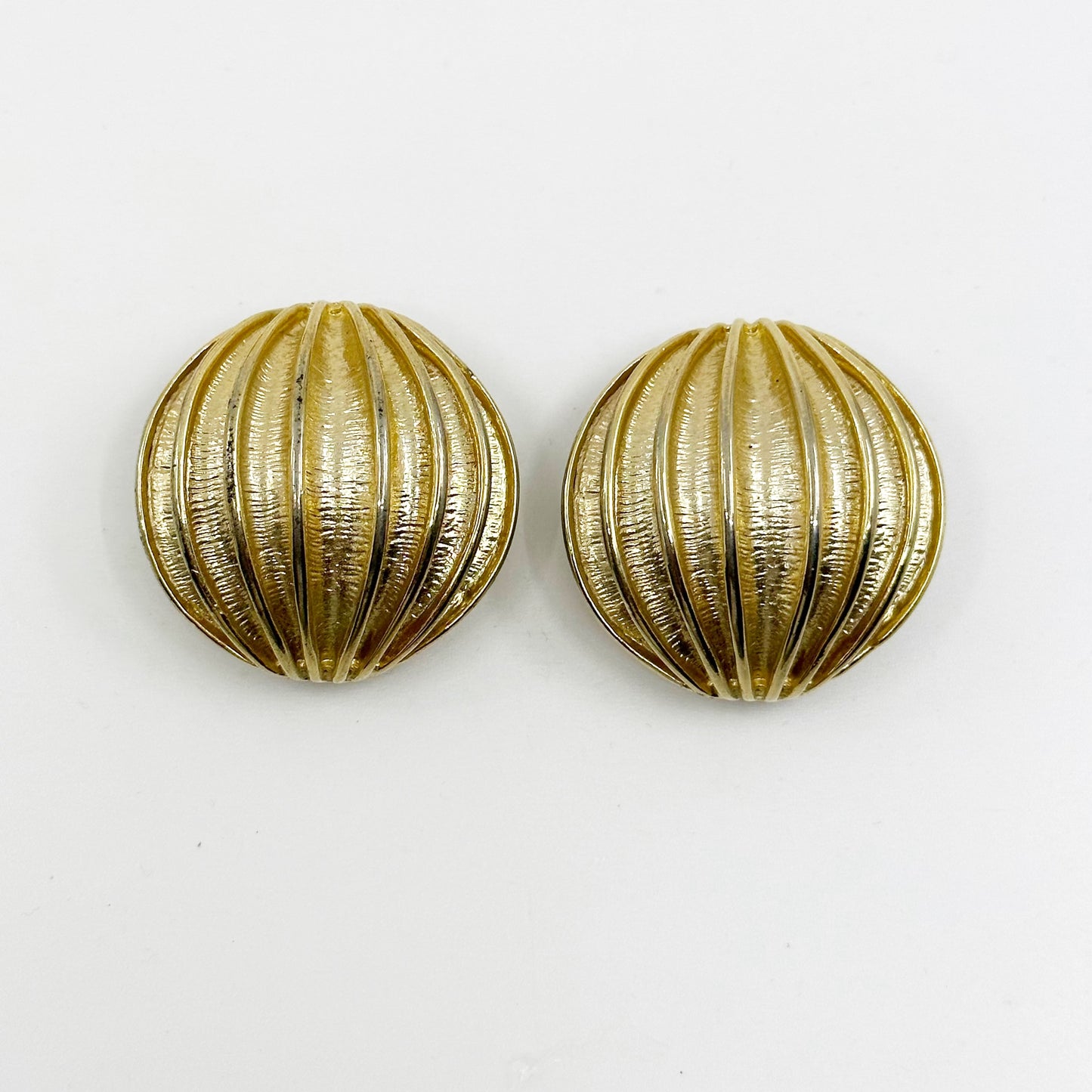 Vintage Gold tone oversized clip on earrings GM1552