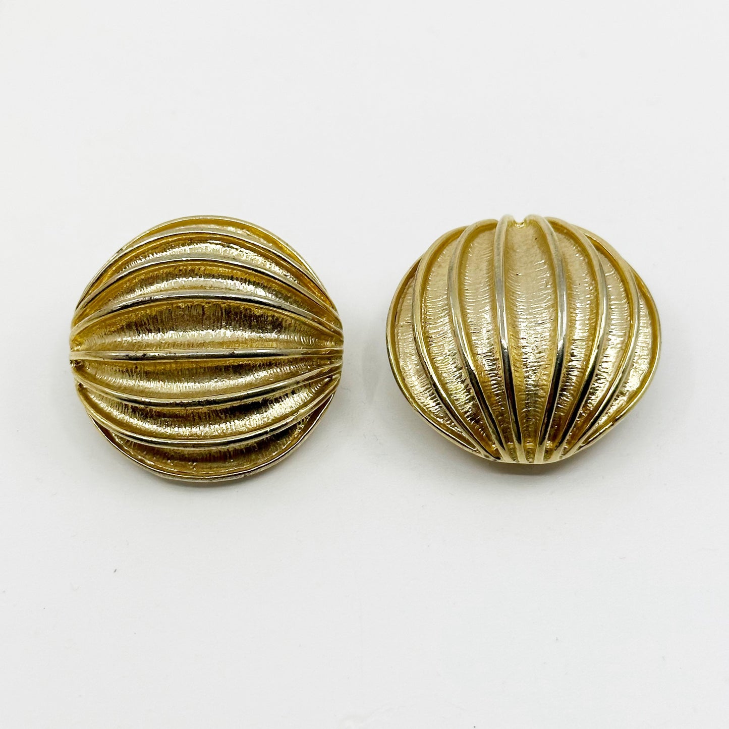 Vintage Gold tone oversized clip on earrings GM1552