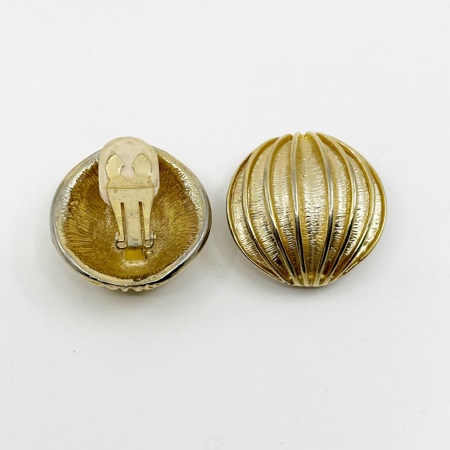 Vintage Gold tone oversized clip on earrings GM1552