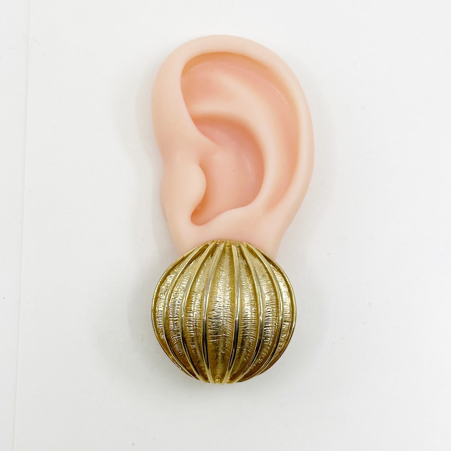 Vintage Gold tone oversized clip on earrings GM1552