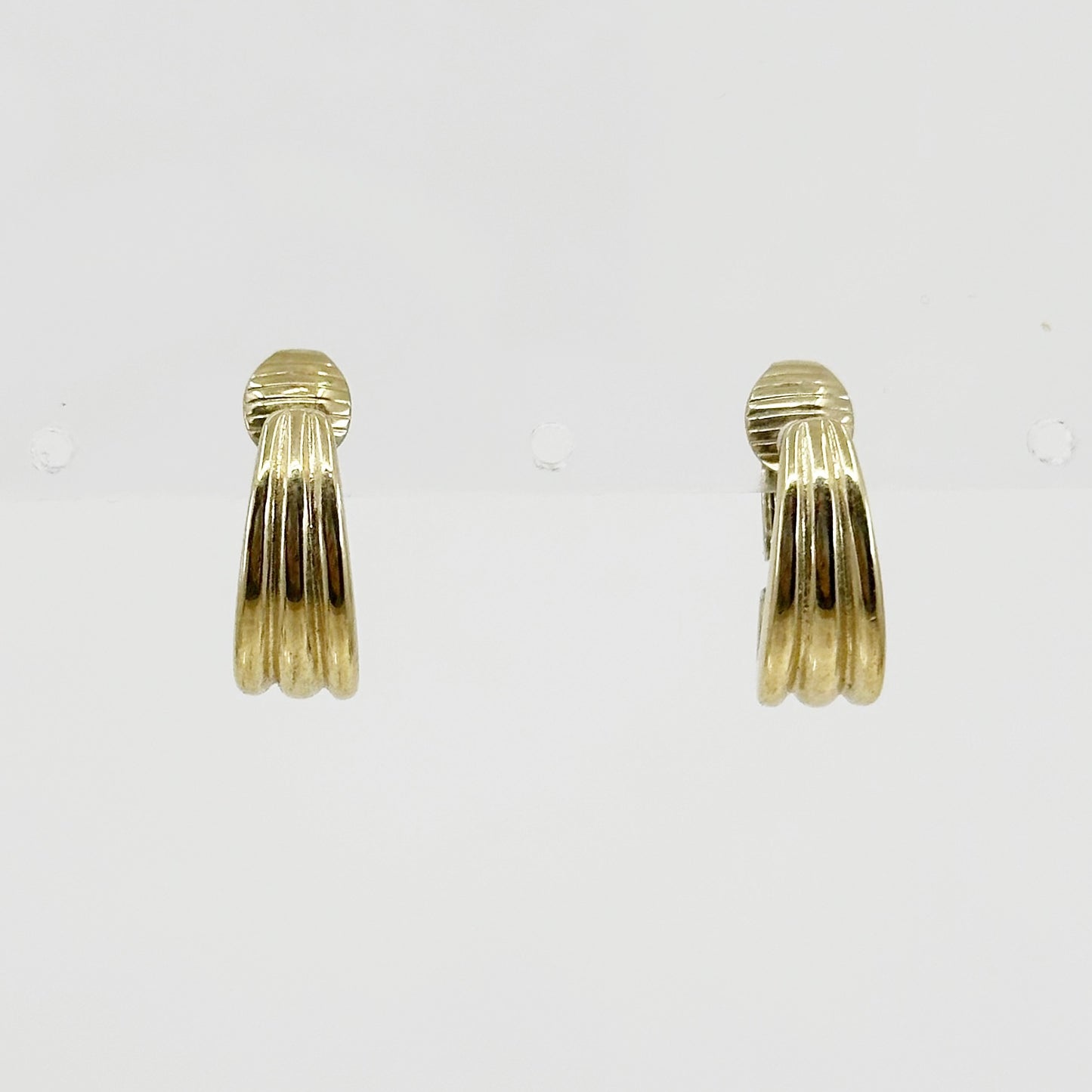 Vintage Avon Gold tone clip on earrings GM1554