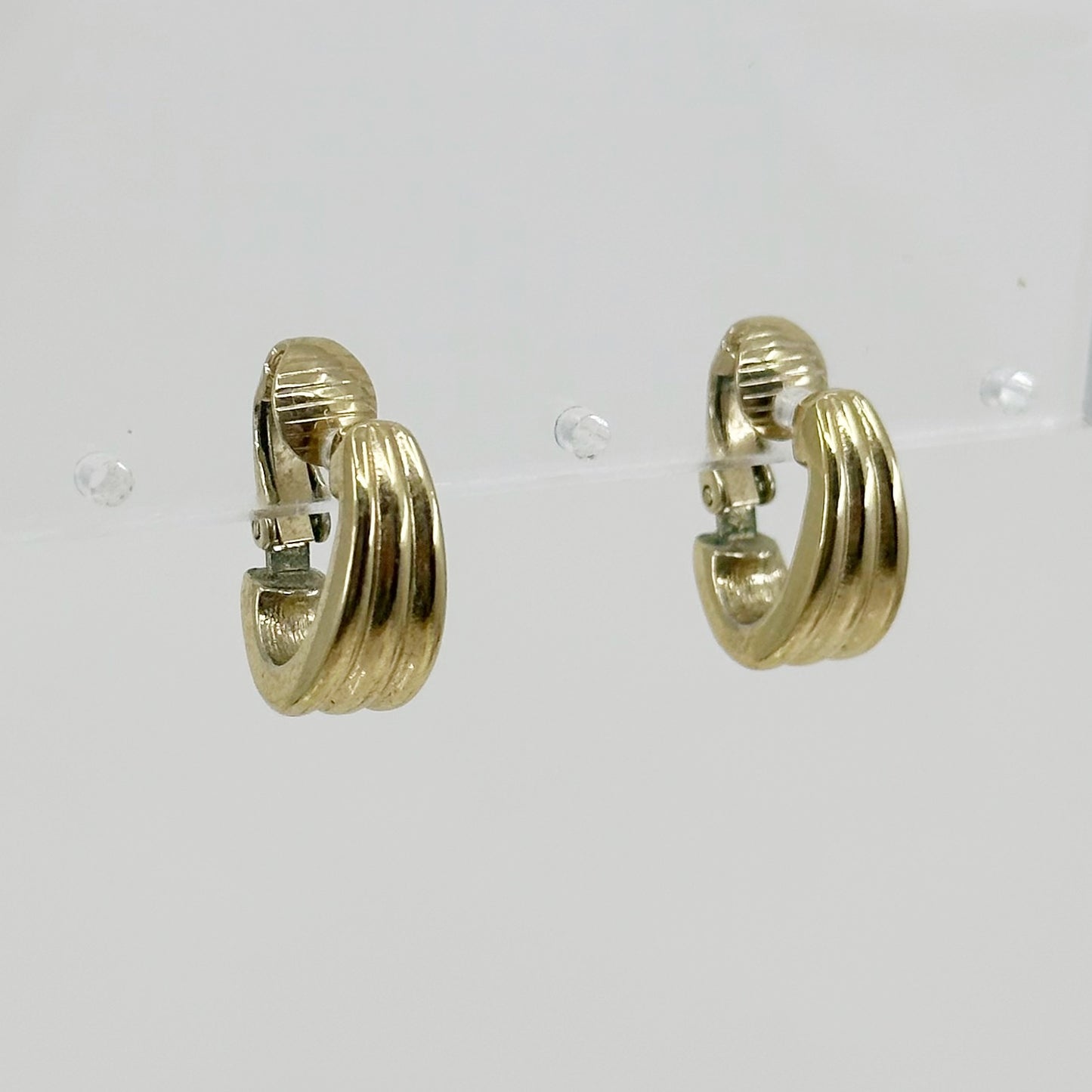 Vintage Avon Gold tone clip on earrings GM1554
