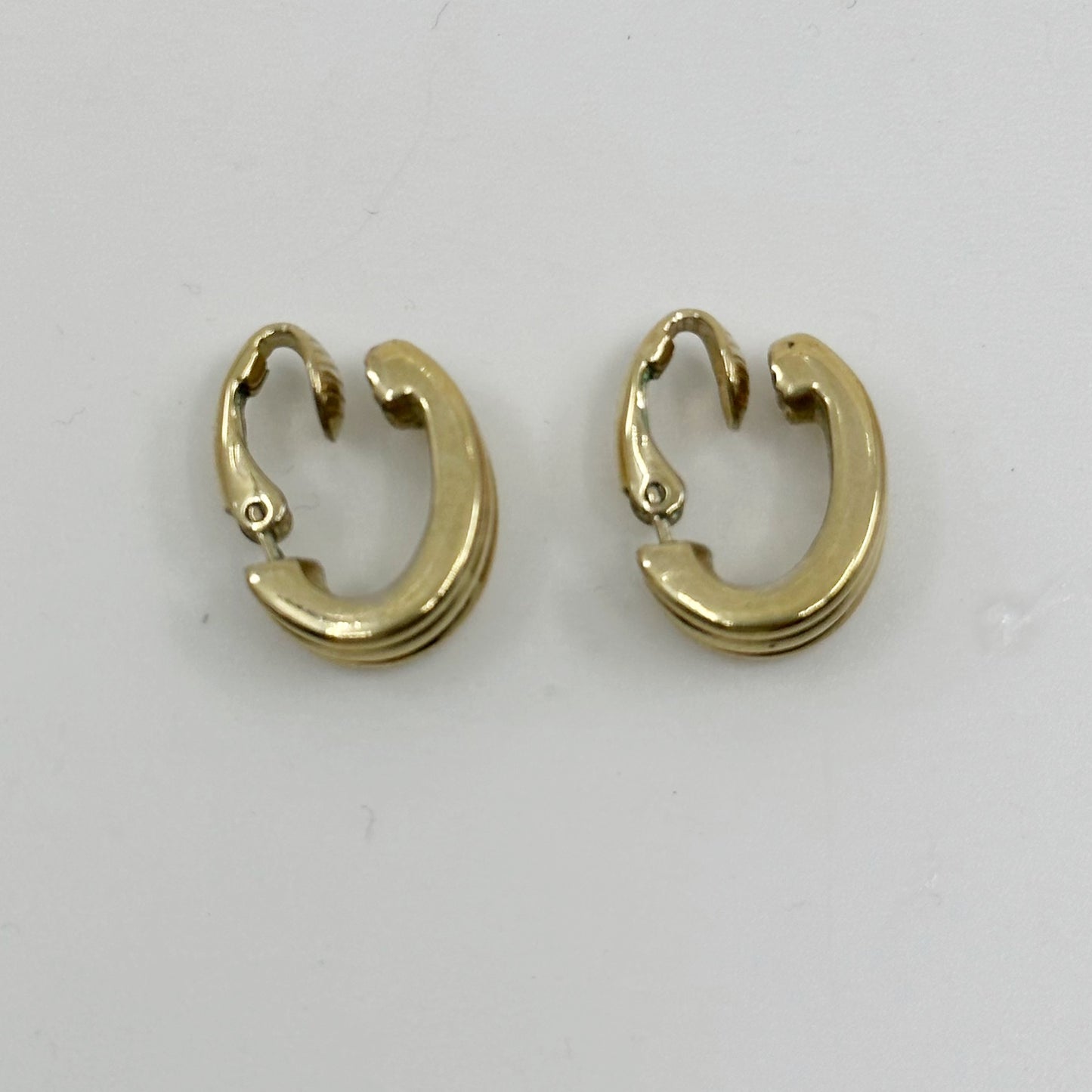 Vintage Avon Gold tone clip on earrings GM1554