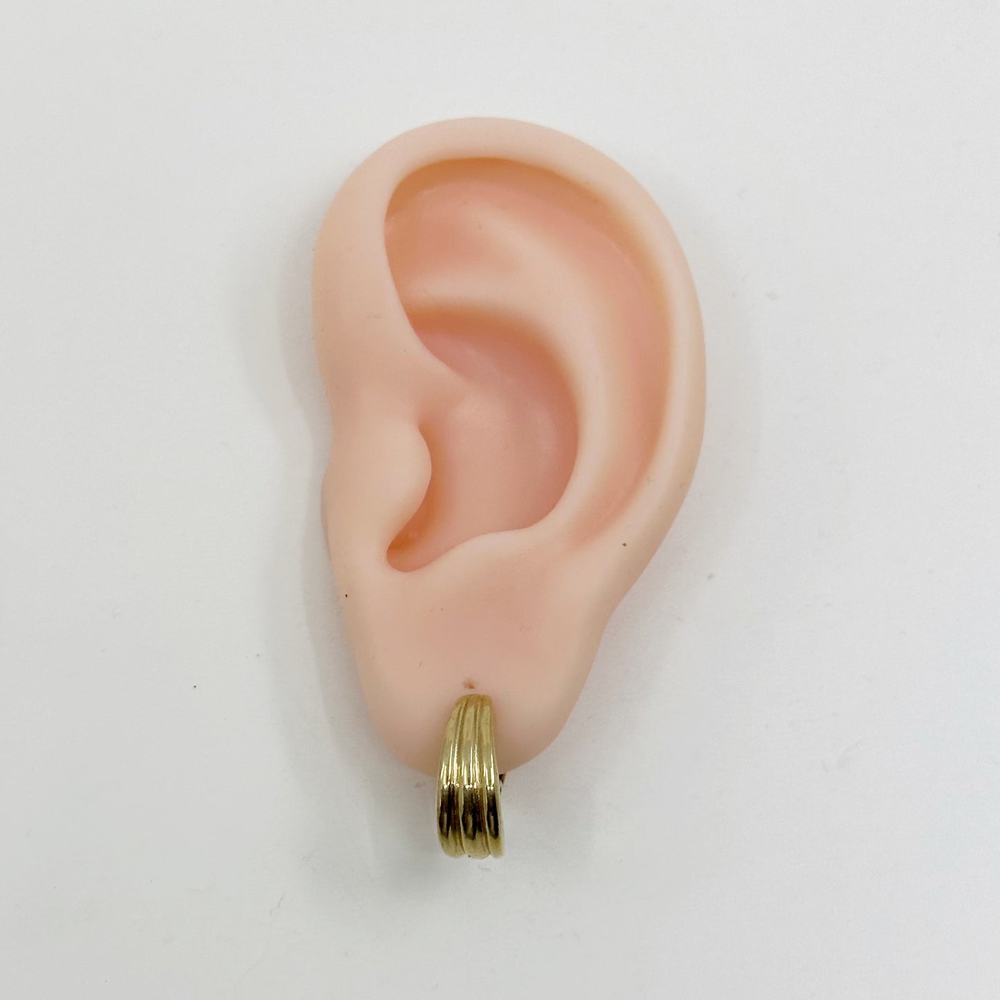 Vintage Avon Gold tone clip on earrings GM1554