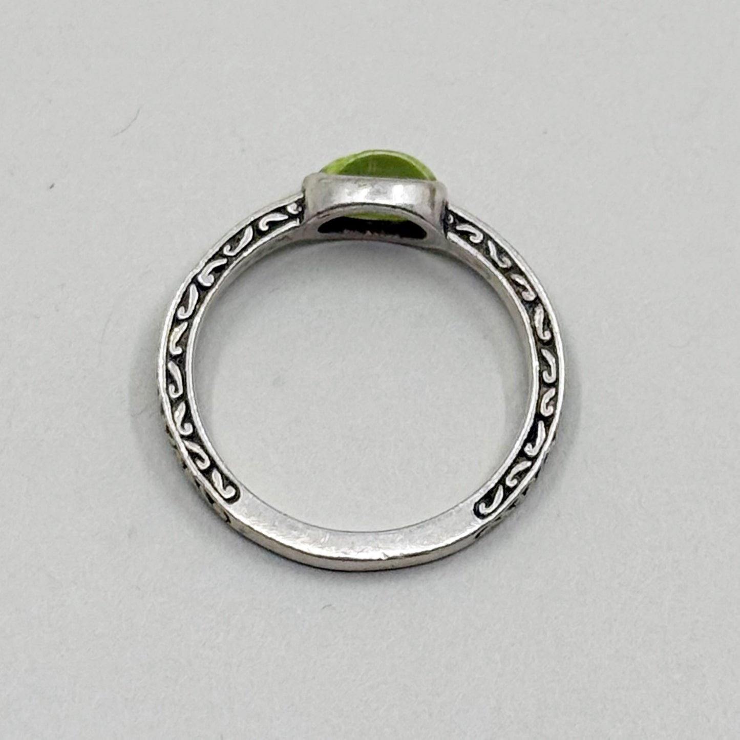 Bask sterling silver peridot cabochon band ring - GM169