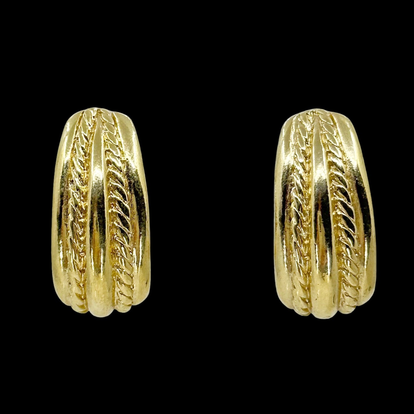 Vintage Trifari Gold Tone earrings - GM201
