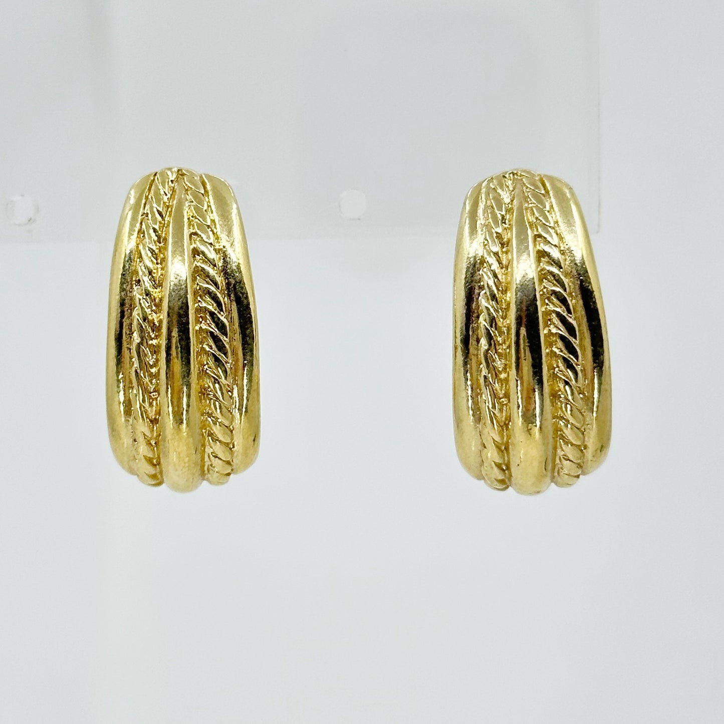 Vintage Trifari Gold Tone earrings - GM201