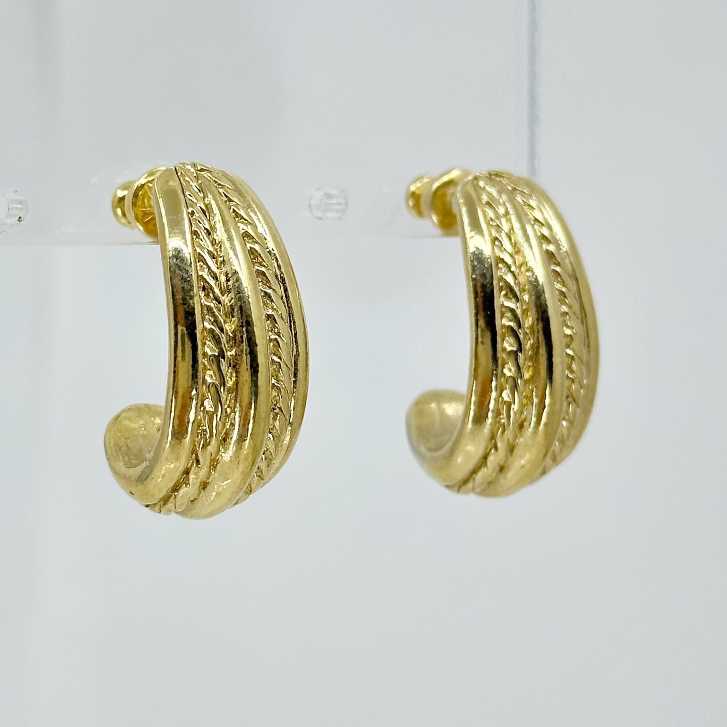 Vintage Trifari Gold Tone earrings - GM201