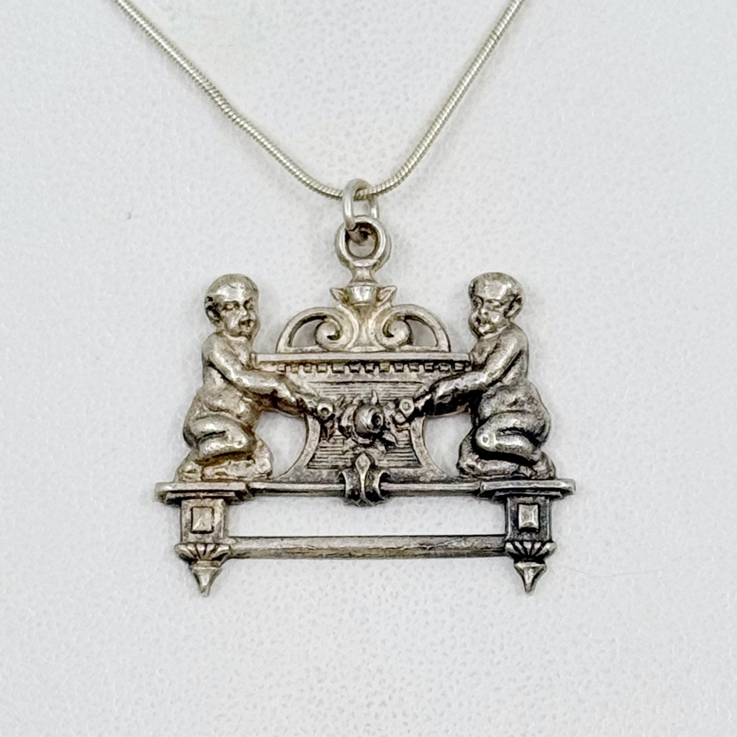 Vintage Sterling silver Cherub pendant GM550