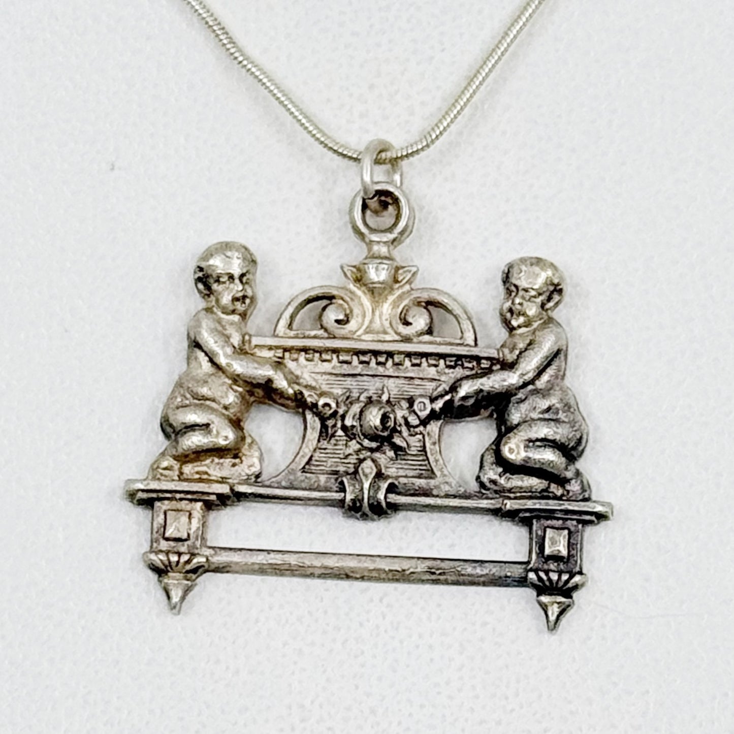Vintage Sterling silver Cherub pendant GM550