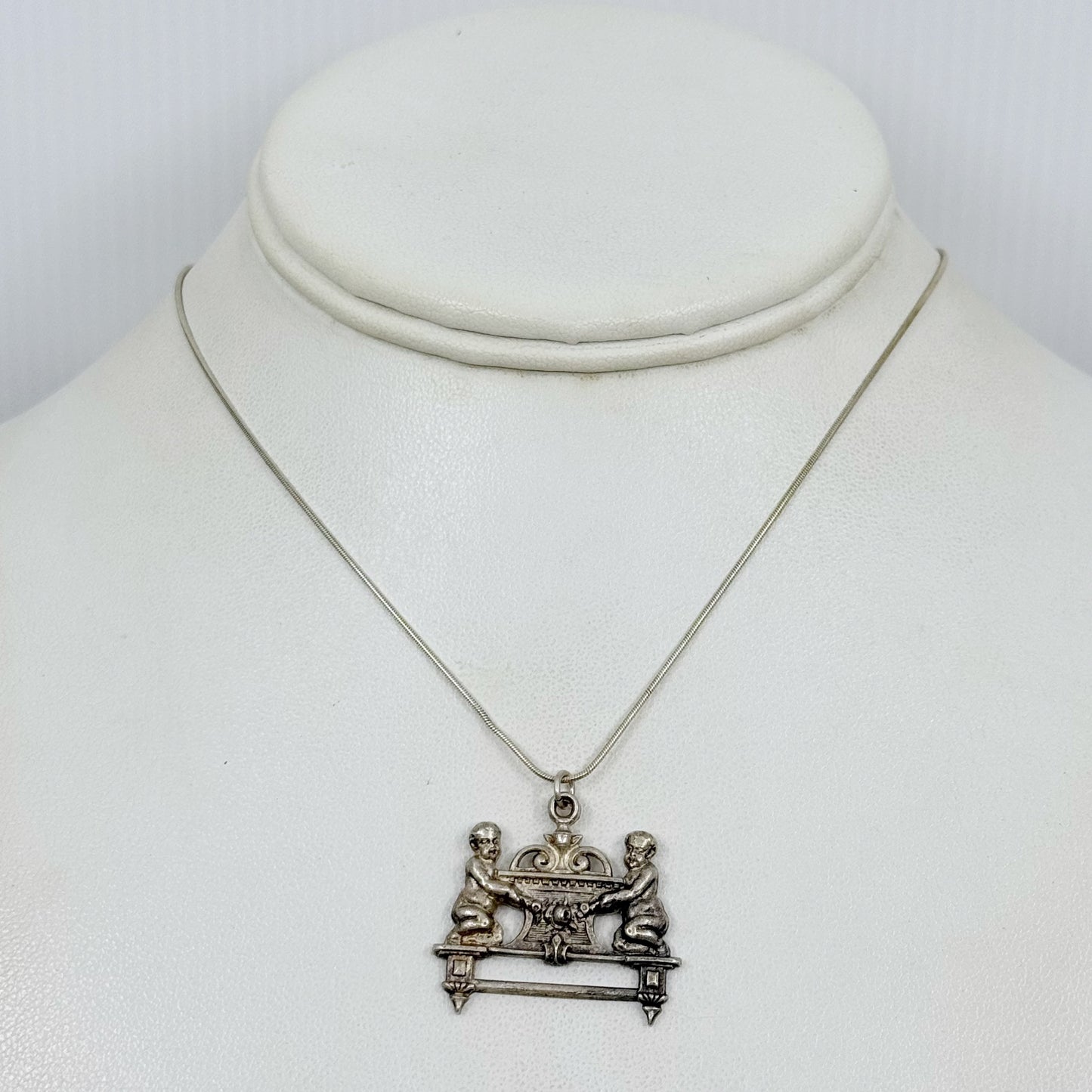 Vintage Sterling silver Cherub pendant GM550