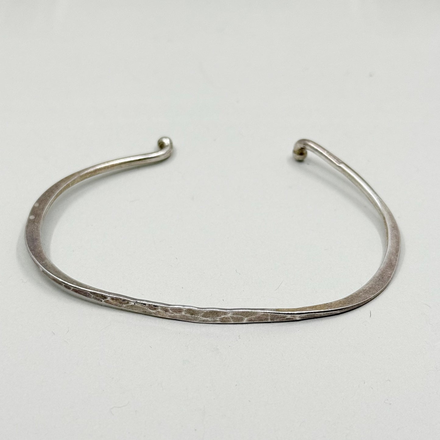 Vintage modernist sterling silver hammered cuff bracelet - GM63