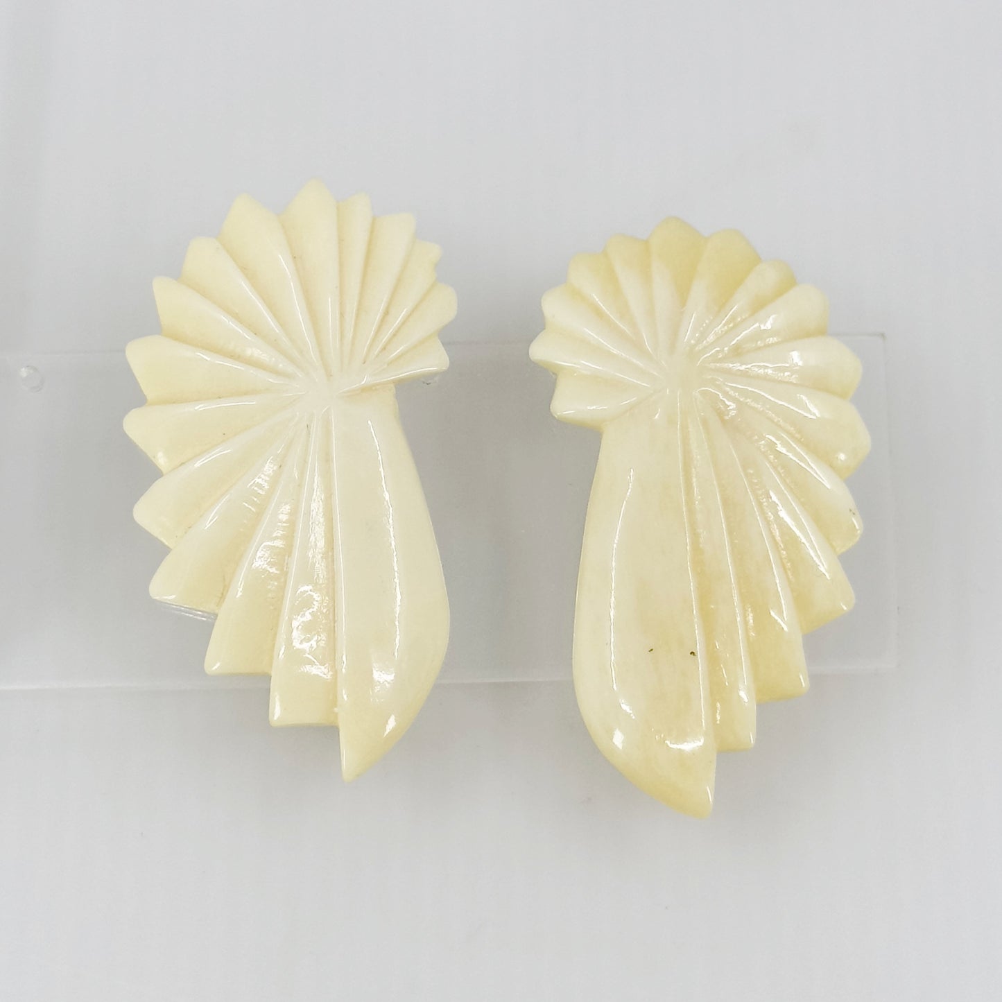 Vintage carved bone earrings GM647