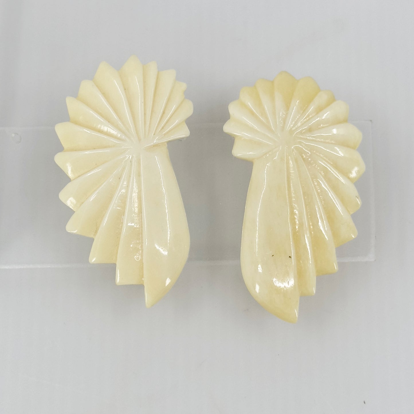 Vintage carved bone earrings GM647