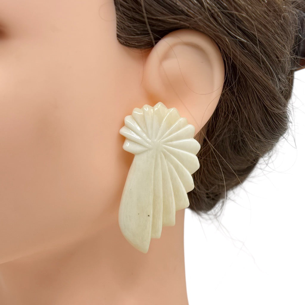 Vintage carved bone earrings - GM647