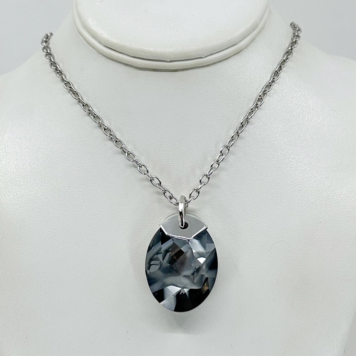 St. John Collection Swarovski Crystal Pendant Necklace gm878