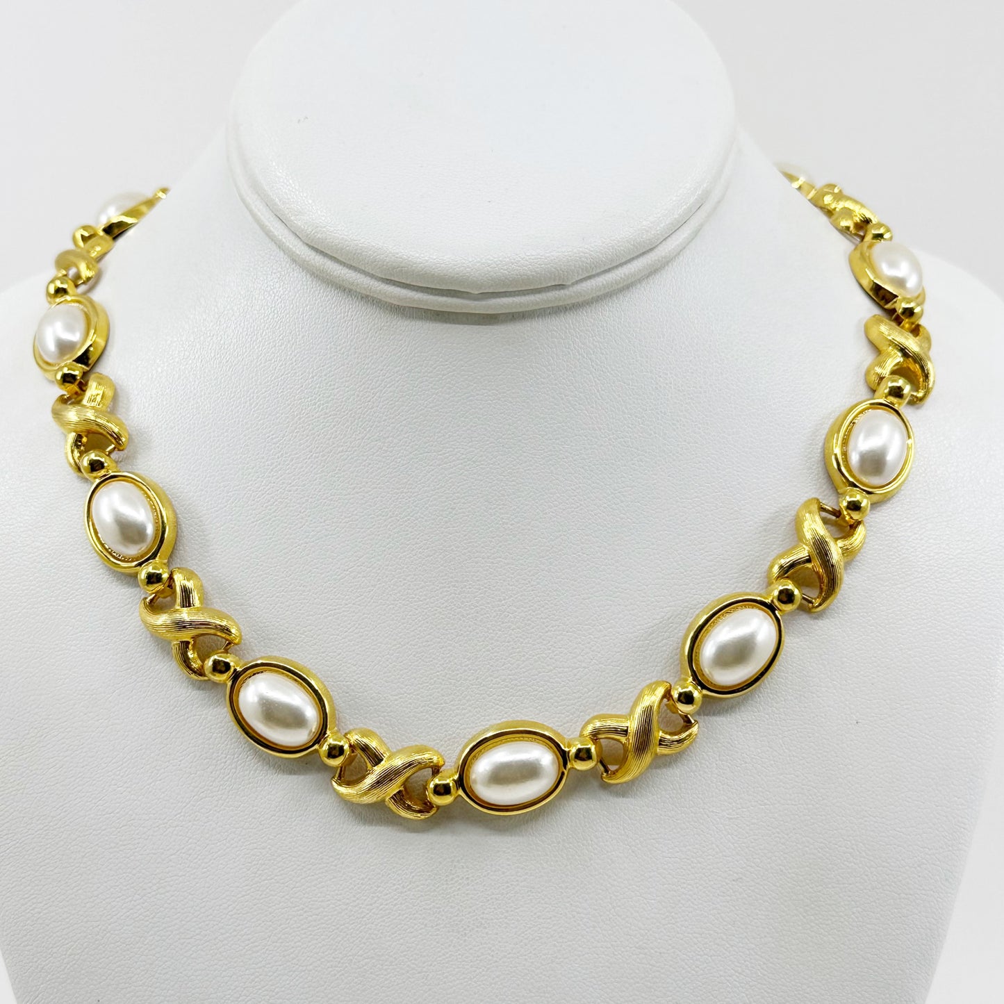 Vintage Gold tone Mabe Pearl necklace