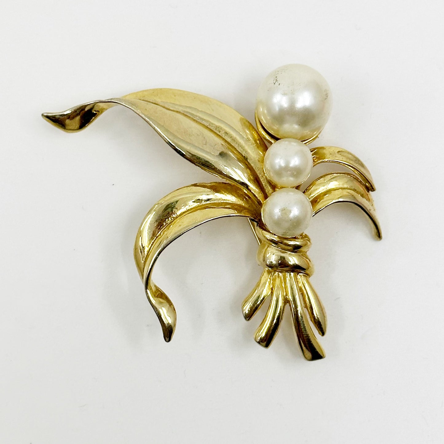 Vintage oversized Gold tone pearl Brooch