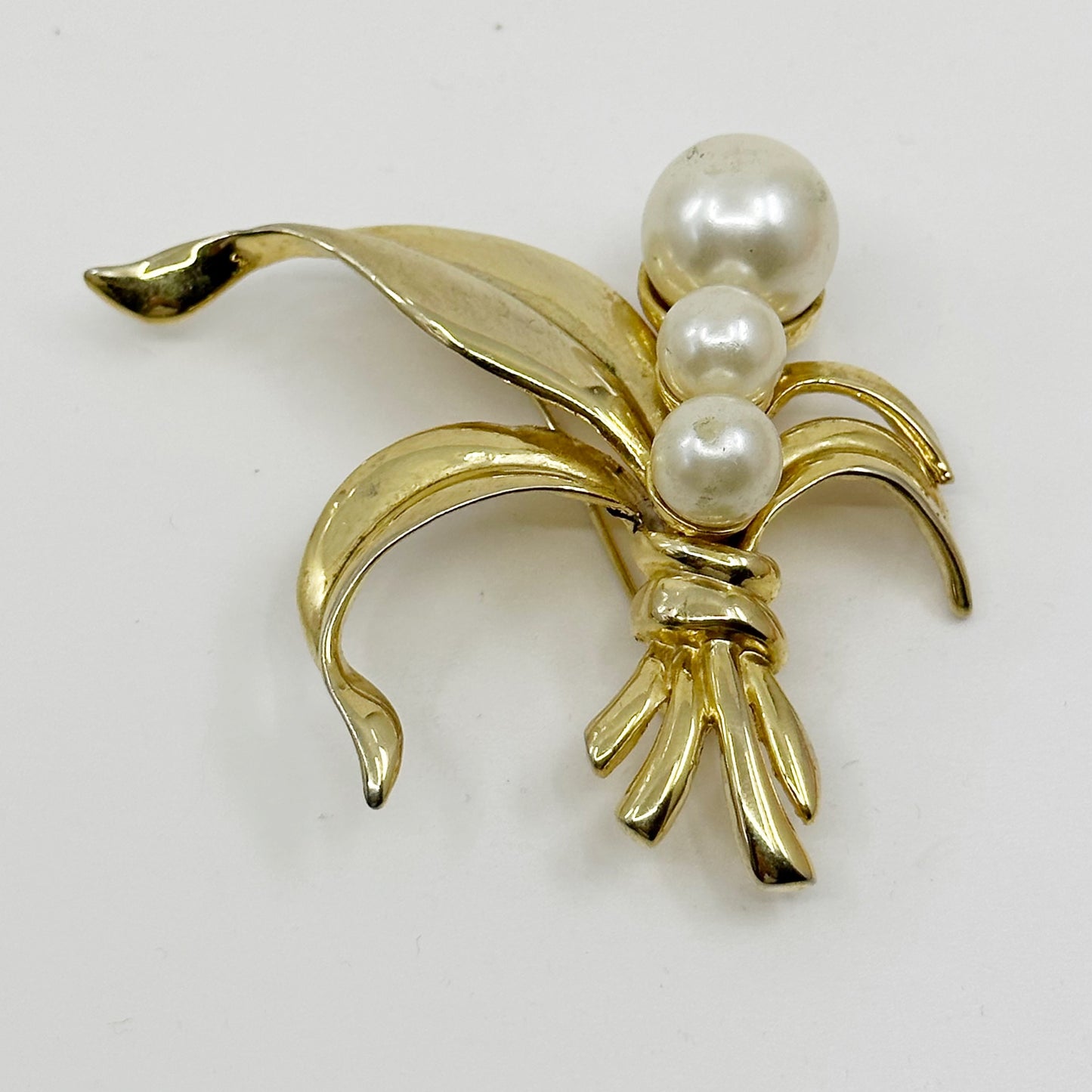 Vintage oversized Gold tone pearl Brooch