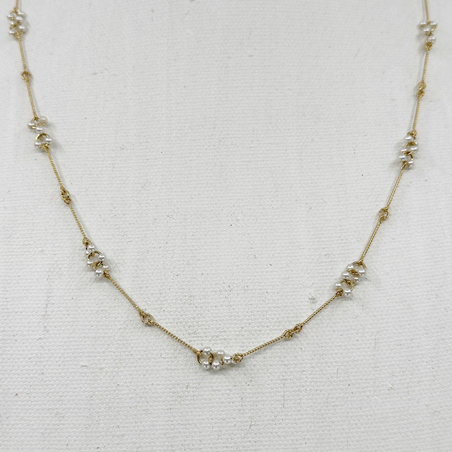 Avon Gold tone pearl necklace