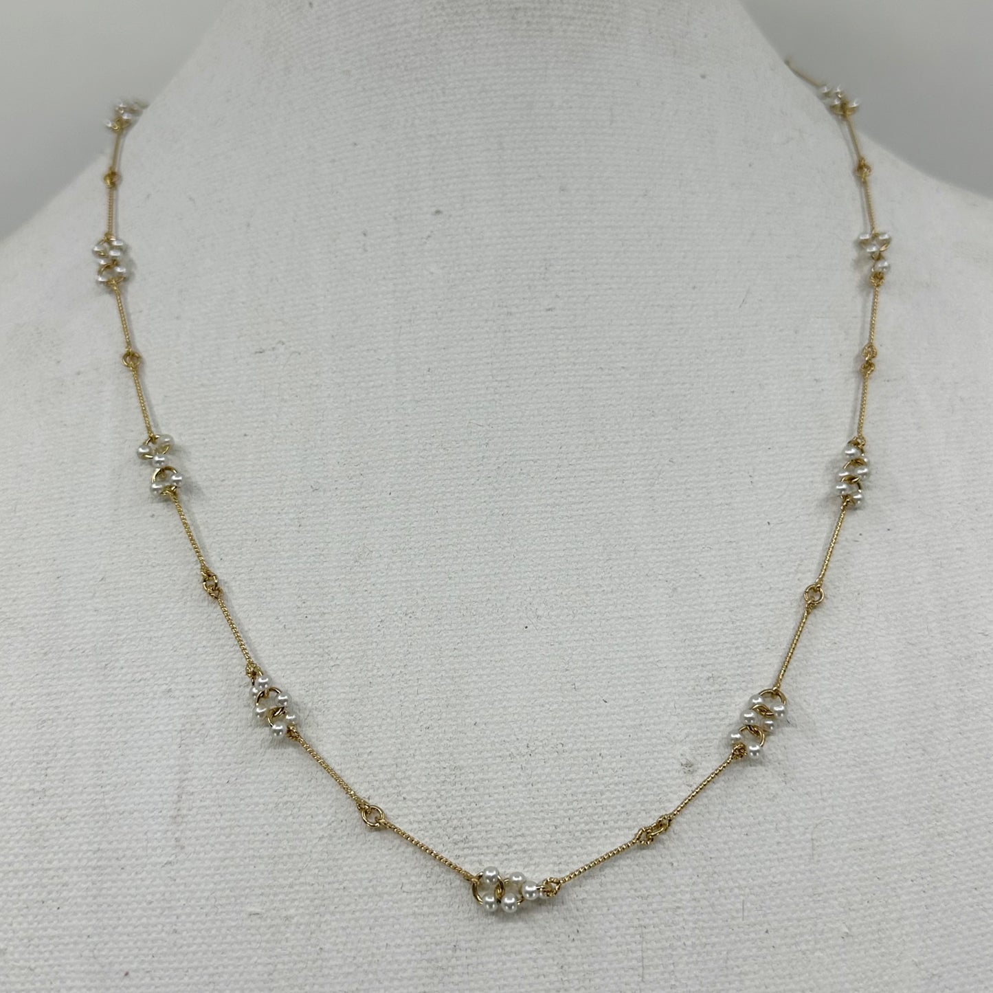 Avon Gold tone pearl necklace