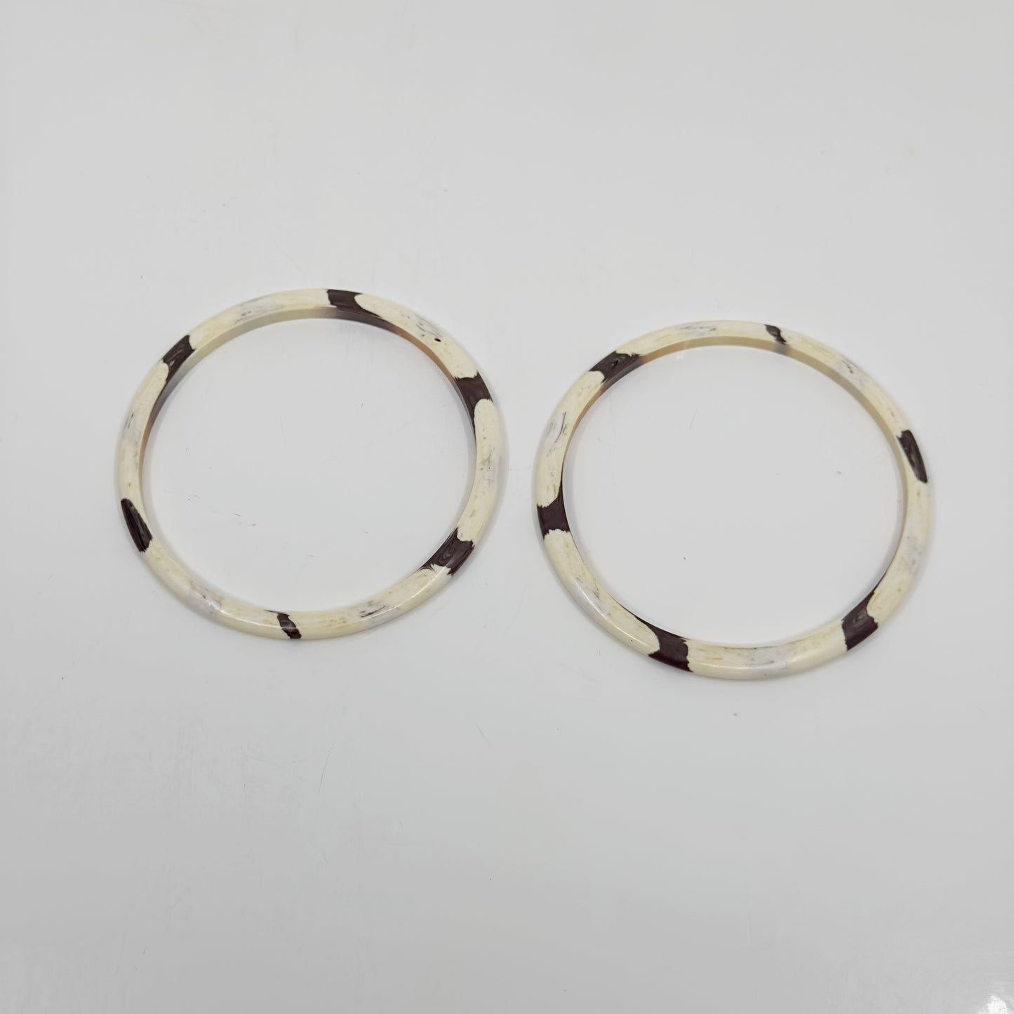 2 Vintage lucite bangle bracelet set