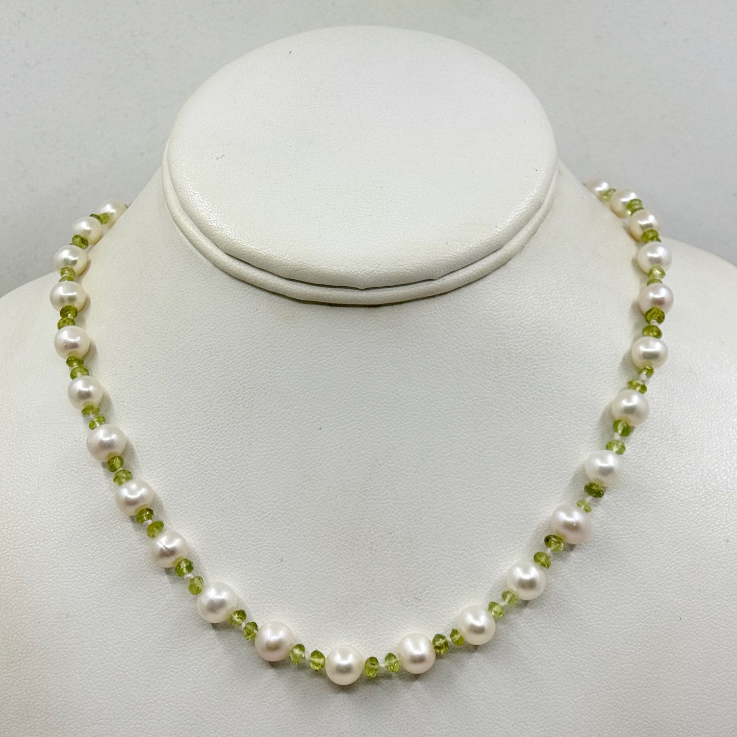 Hand Made sterling silver freshwater pearl & peridot bead necklace - GM751