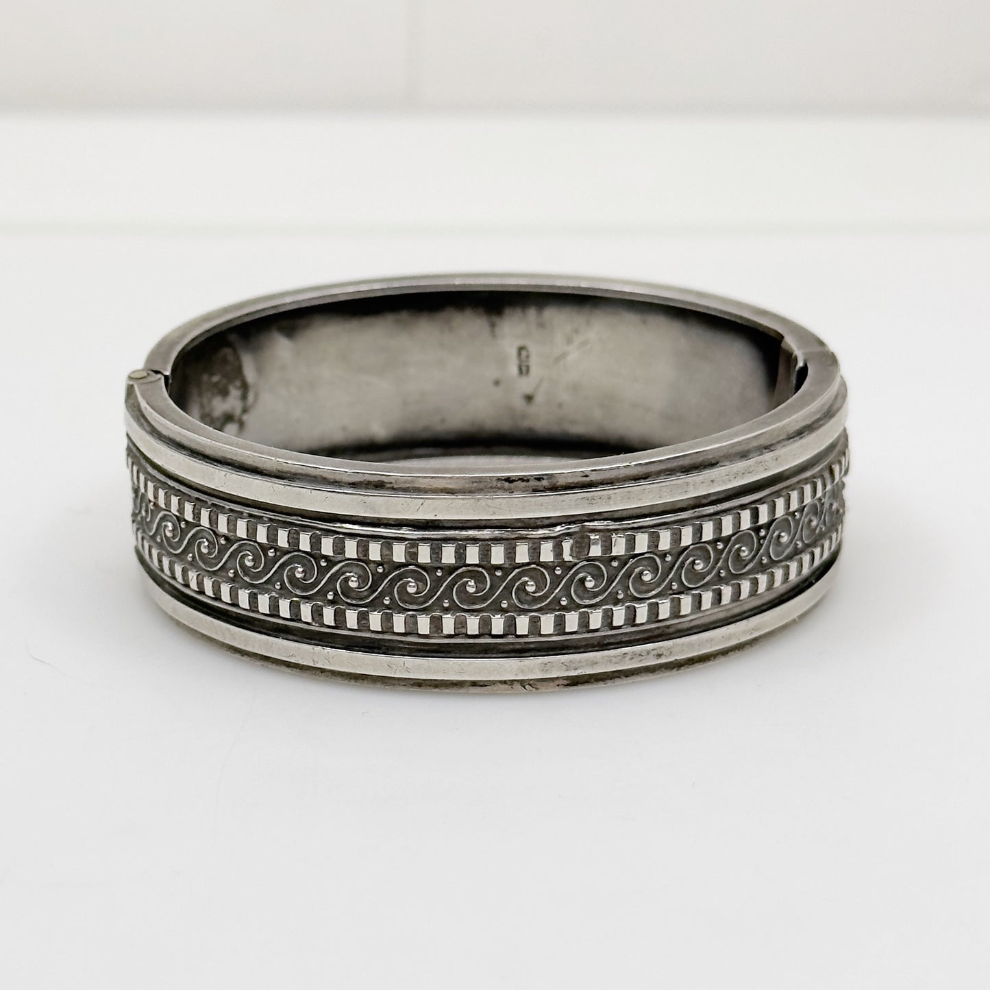 Victorian Birmingham England sterling silver hinged bangle bracelet